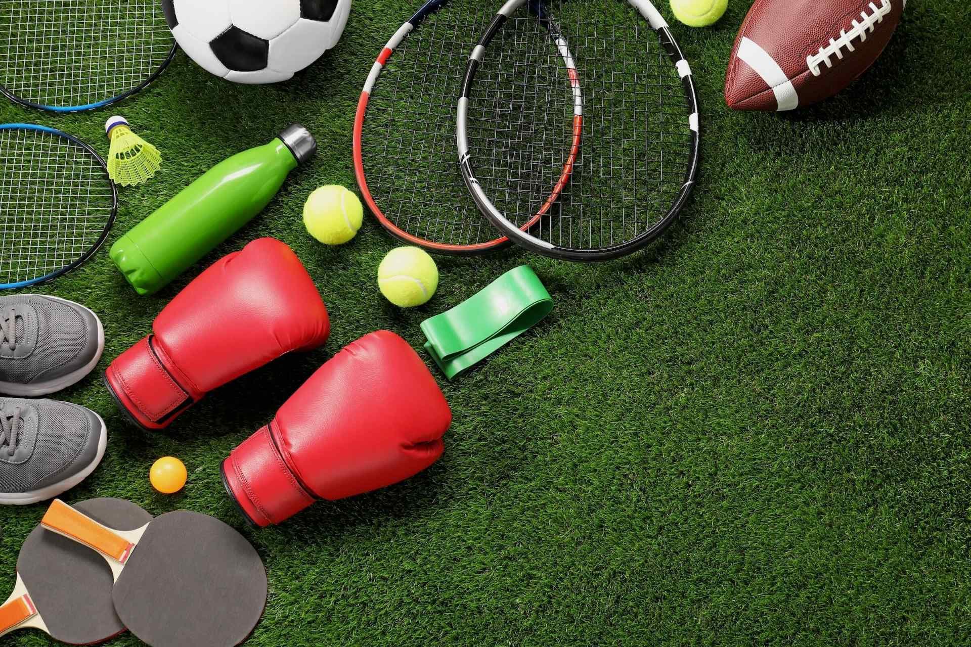 Otroci igrajo nogomet na umetni travi