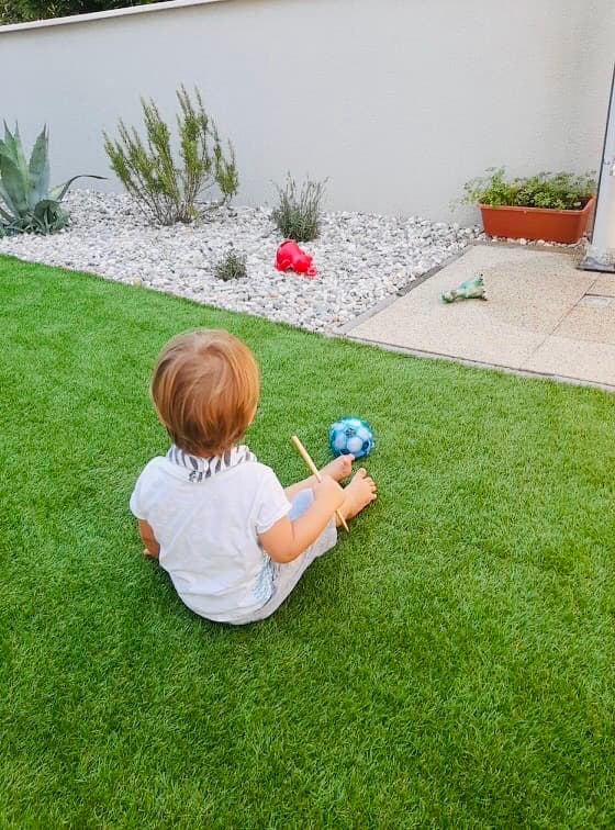 UMETNA TRAVA ZA POD IGRALA